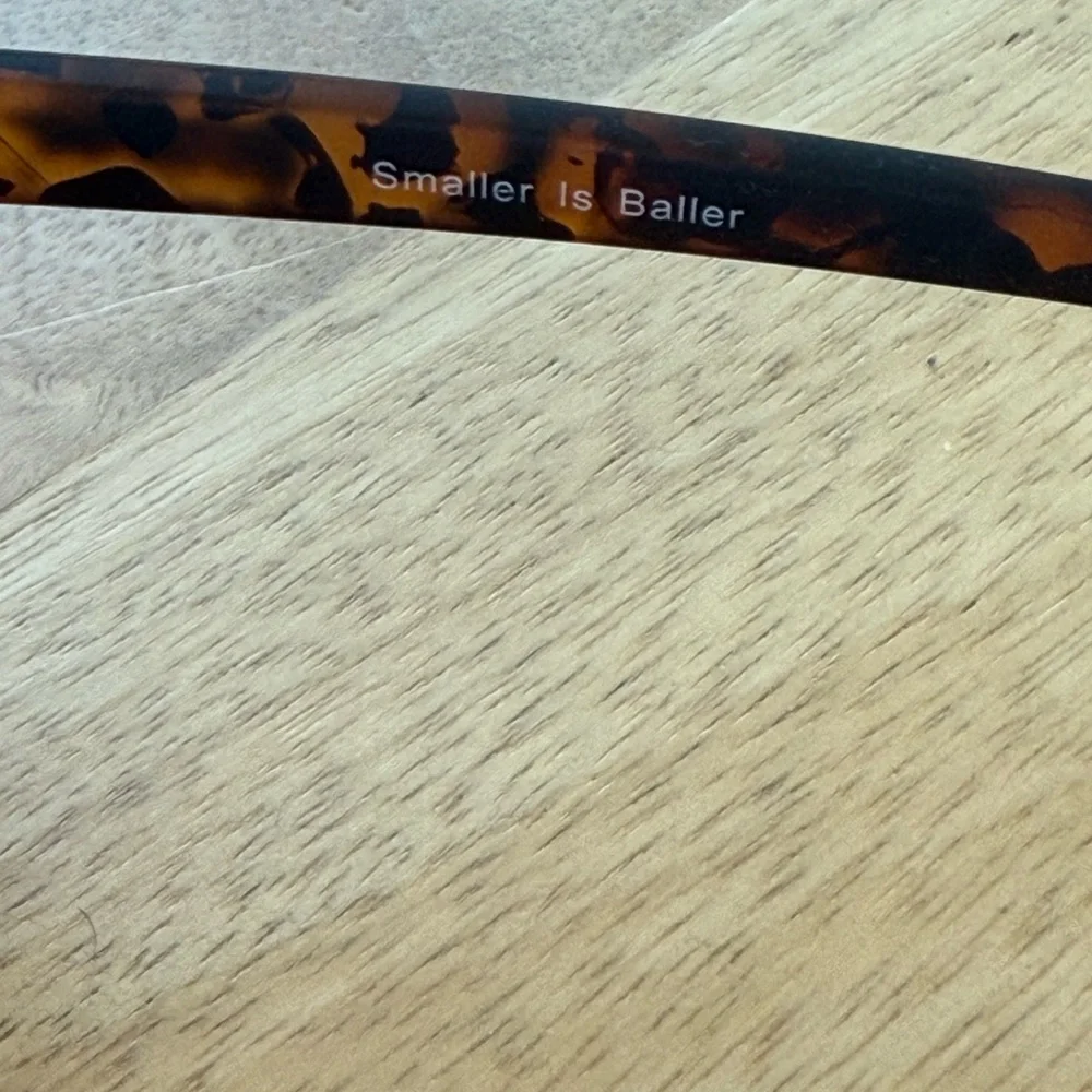 Contemporary Brown Sunglasses with Sleek Design - Picture 3 of 7